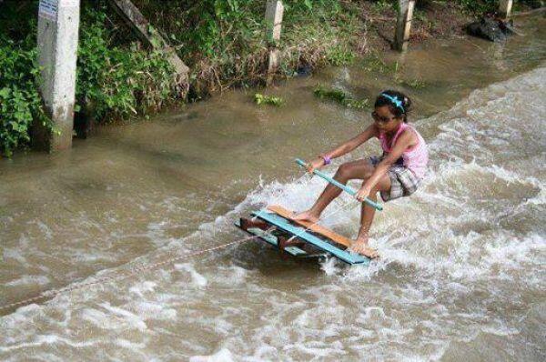 Foto-foto unik saat banjir menerjang