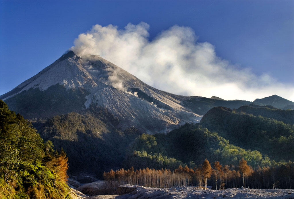 Proses Terjadinya Gunung Meletus