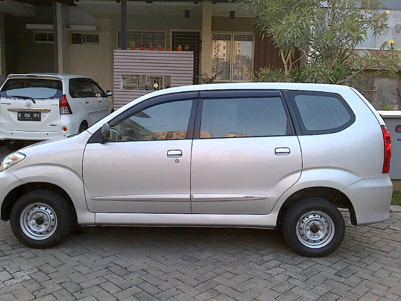 Terjual jual mobil  daihatsu xenia Li 2010 bulan 11 warna  