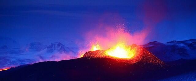 WoooW Ini Dia Foto-foto Memukau Letusan Gunung Berapi Eyjafjallajökull di Islandia!!