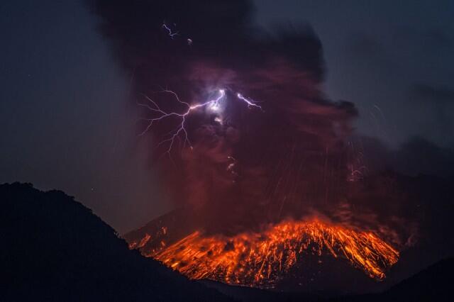 WoooW Ini Dia Foto-foto Memukau Letusan Gunung Berapi Eyjafjallajökull di Islandia!!