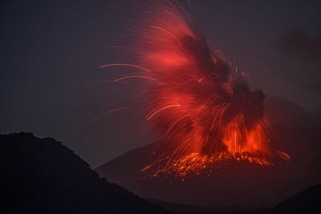 WoooW Ini Dia Foto-foto Memukau Letusan Gunung Berapi Eyjafjallajökull di Islandia!!