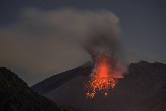 WoooW Ini Dia Foto-foto Memukau Letusan Gunung Berapi Eyjafjallajökull di Islandia!!