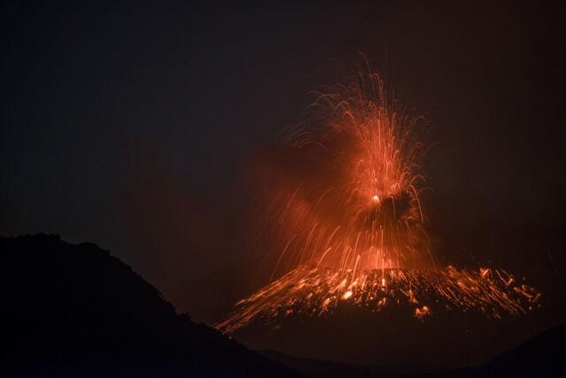 WoooW Ini Dia Foto-foto Memukau Letusan Gunung Berapi Eyjafjallajökull di Islandia!!