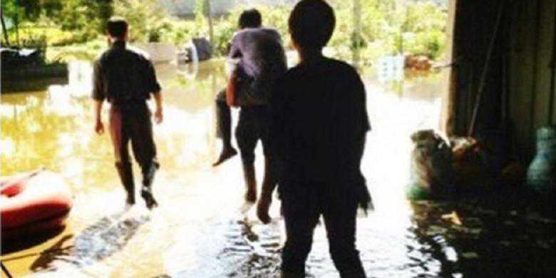 Pejabat China Dipecat Karena Digendong Saat Tinjau Korban Banjir