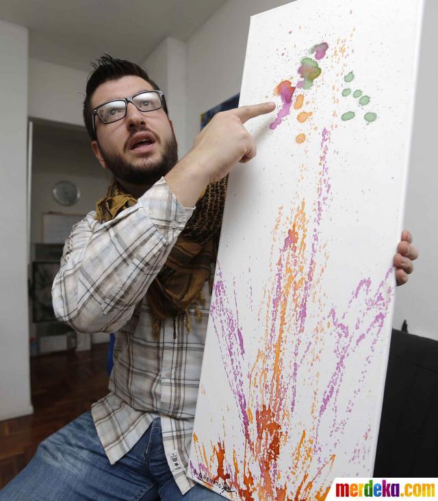 Pria ini ciptakan karya lukis dengan tetesan air mata