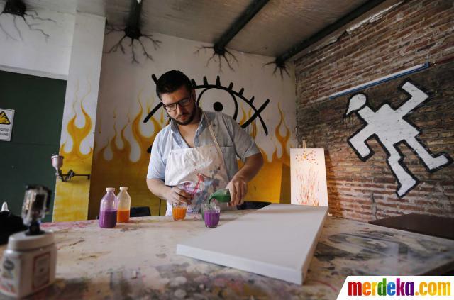 Pria ini ciptakan karya lukis dengan tetesan air mata