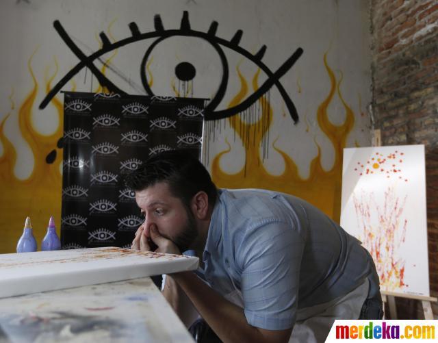 Pria ini ciptakan karya lukis dengan tetesan air mata