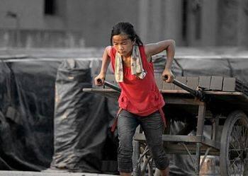 KISAH MENGAHARUKAN - SEORANG ANAK GADIS DIJADIKAN BUDAK PERUSAHAAN BATU BATA !!!