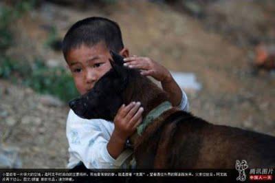 KISAH MENGHARUKAN - ANAK UMUR 6 TAHUN BERTAHAN HIDUP SENDIRI , HANYA DITEMANI ANJING