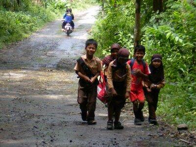 Kegiatan anak SD jaman dulu setelah pulang sekolah