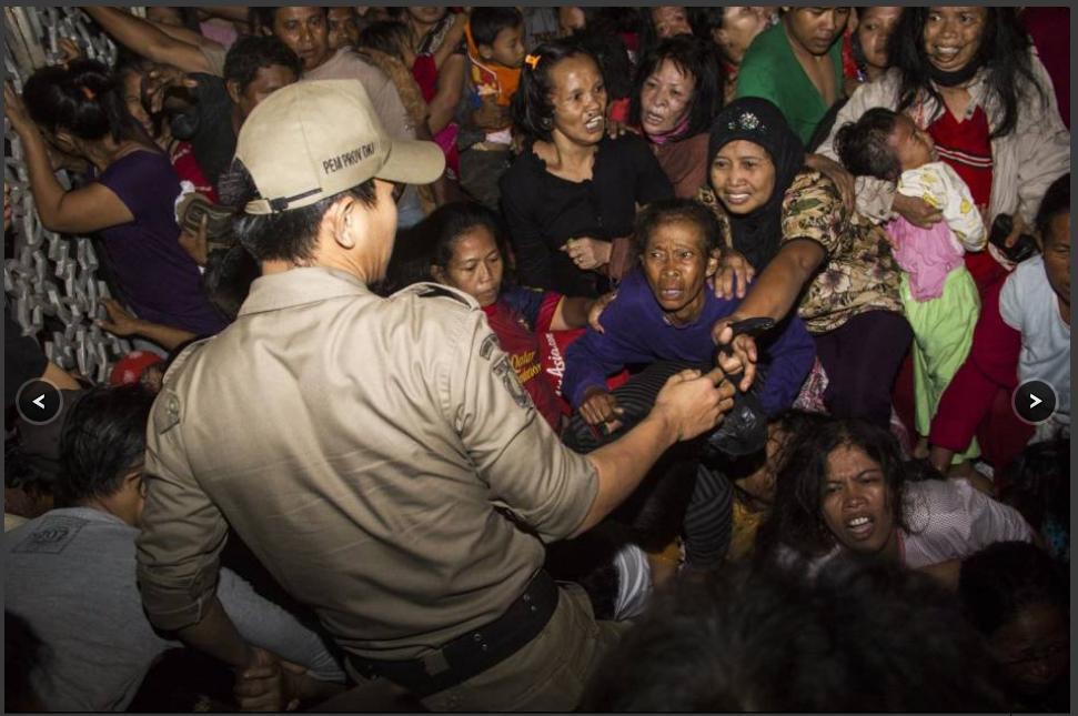 Foto-foto Kerusuhan Berebut Daging Kurban di Istiqlal