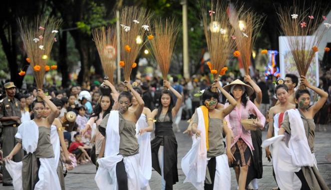 Ritual Omed-Omedan, Muda Mudi Denpasar 