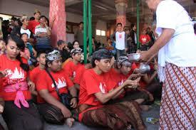 Ritual Omed-Omedan, Muda Mudi Denpasar 