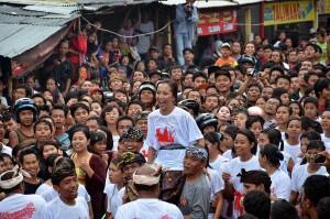Ritual Omed-Omedan, Muda Mudi Denpasar 