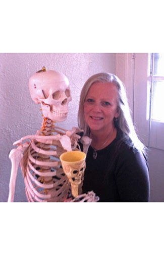 W.OW ! Wanita Ini Traveling Keliling Dunia Ditemani 'Tengkorak Manusia'