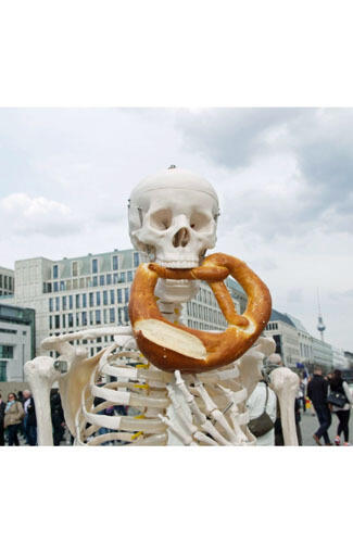 W.OW ! Wanita Ini Traveling Keliling Dunia Ditemani 'Tengkorak Manusia'