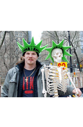 W.OW ! Wanita Ini Traveling Keliling Dunia Ditemani 'Tengkorak Manusia'