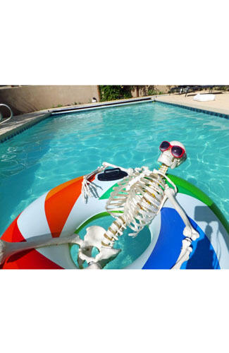 W.OW ! Wanita Ini Traveling Keliling Dunia Ditemani 'Tengkorak Manusia'