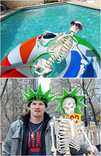 W.OW ! Wanita Ini Traveling Keliling Dunia Ditemani 'Tengkorak Manusia'