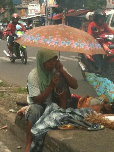 Pengemis: Mengapa Melarang Orang Beramal? 