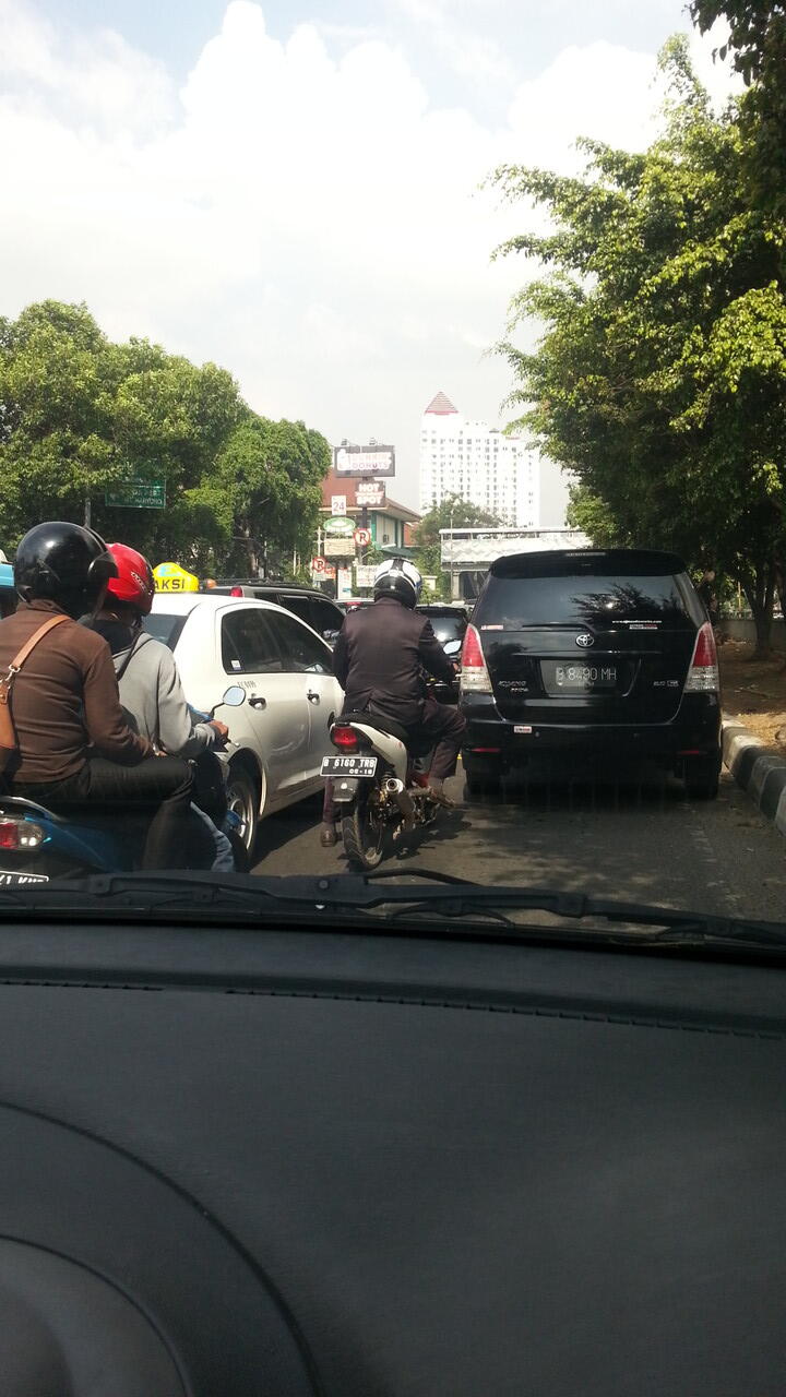 Bpk gubernur dan wakil gubernur tlong atasi kemacetan daerah jakarta ini