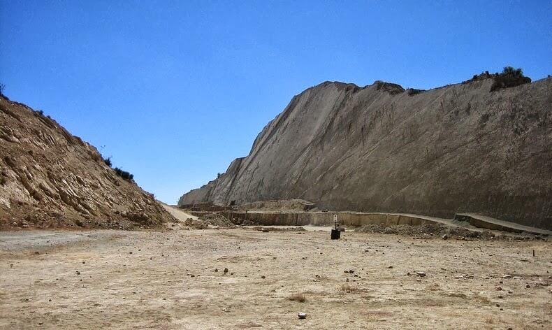 Di Bolivia, ada Lebih Dari 5000 Jejak Kaki Dinosaurus Pada Dinding Setinggi 100 Meter