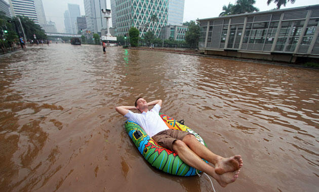 Foto-foto unik saat banjir menerjang