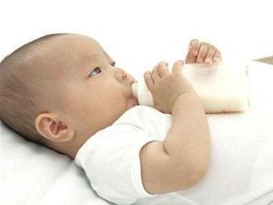 &#91;Masuk gaaan&#93; Kebiasaan anak kecil saat minum susu. Kalo agan apa?