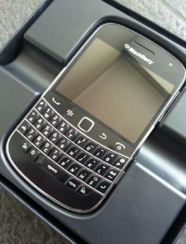 BLACKBERRY DAKOTA 9900 HITAM MULUS LENGKAP GARANSI RESMI CTN (BANDUNG)