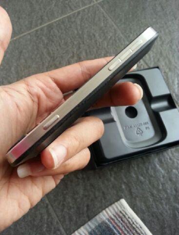 BLACKBERRY DAKOTA 9900 HITAM MULUS LENGKAP GARANSI RESMI CTN (BANDUNG)