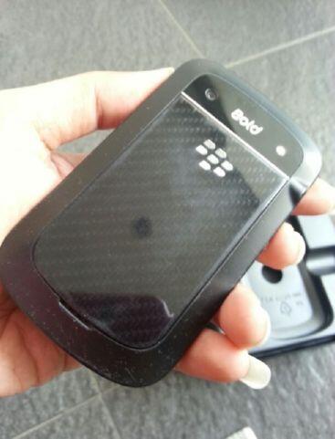 BLACKBERRY DAKOTA 9900 HITAM MULUS LENGKAP GARANSI RESMI CTN (BANDUNG)