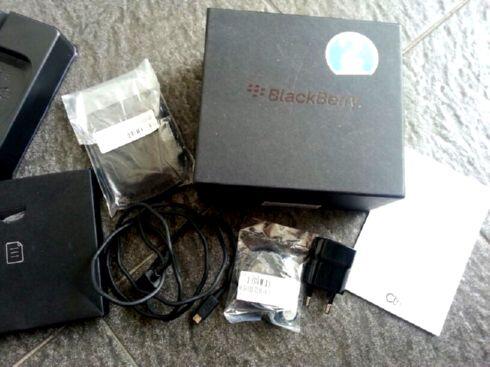 BLACKBERRY DAKOTA 9900 HITAM MULUS LENGKAP GARANSI RESMI CTN (BANDUNG)