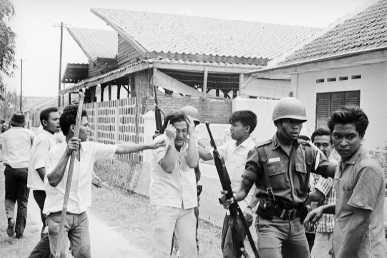 Melihat Partai Komunis Indonesia Dalam Foto Hitam Putih 