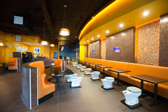 Di Restoran Ini Kita Makan di Atas Toilet