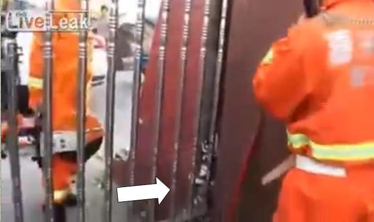 Bocah 1 thn tewas terjepit oleh pintu gerbang listrik ketika bermain sendirian