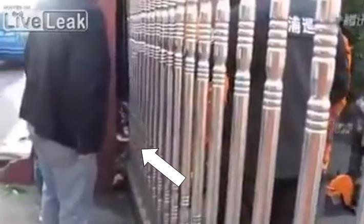 Bocah 1 thn tewas terjepit oleh pintu gerbang listrik ketika bermain sendirian