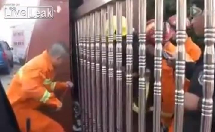 Bocah 1 thn tewas terjepit oleh pintu gerbang listrik ketika bermain sendirian
