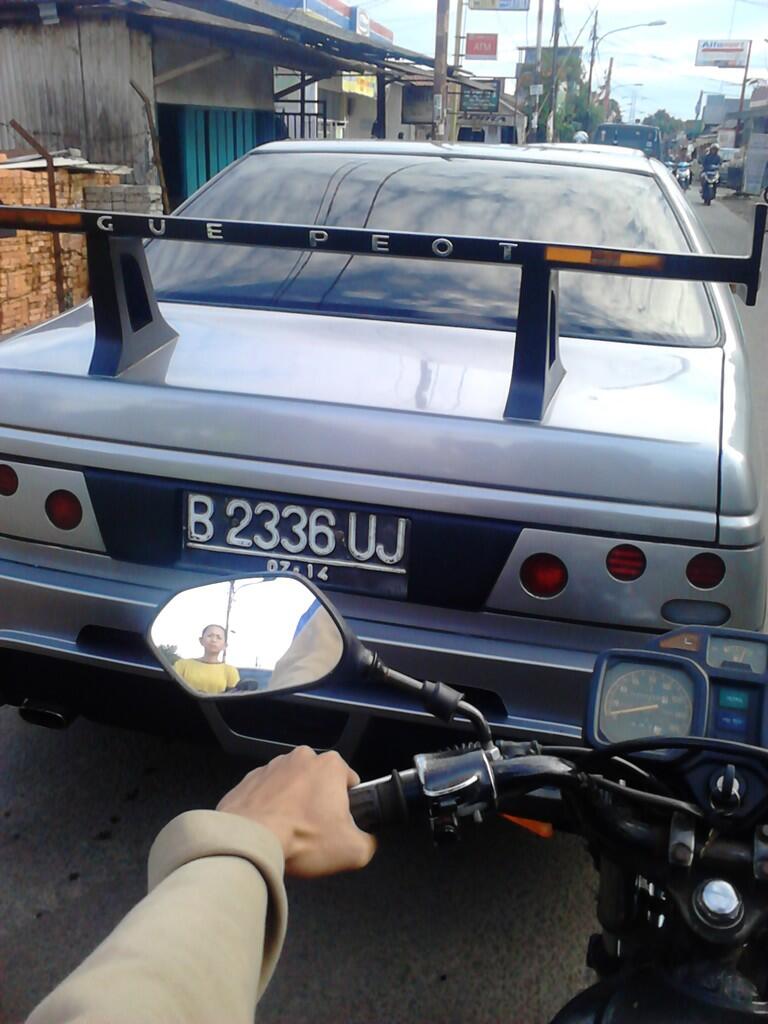 Ini mobil merek ape sih ?