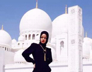 WAH !! rihana di usir dari masjid