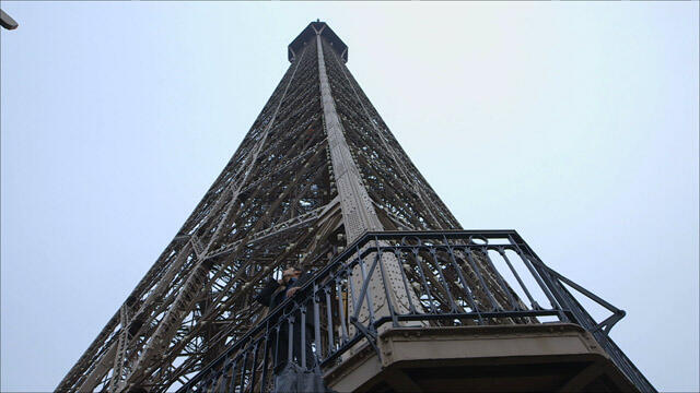 Ini Dia Foto-foto Abimana Adzan di Menara Eiffel (99 Cahaya di langit Eropa)