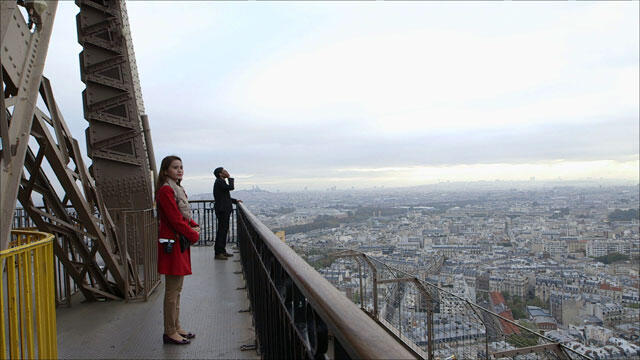 Ini Dia Foto-foto Abimana Adzan di Menara Eiffel (99 Cahaya di langit Eropa)