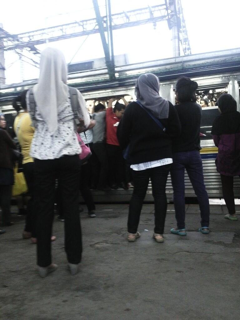 Penumpang KRL Manja manja &lt;&lt;&lt;&lt;&lt;----- Ini yg sebenarnya terjadi.