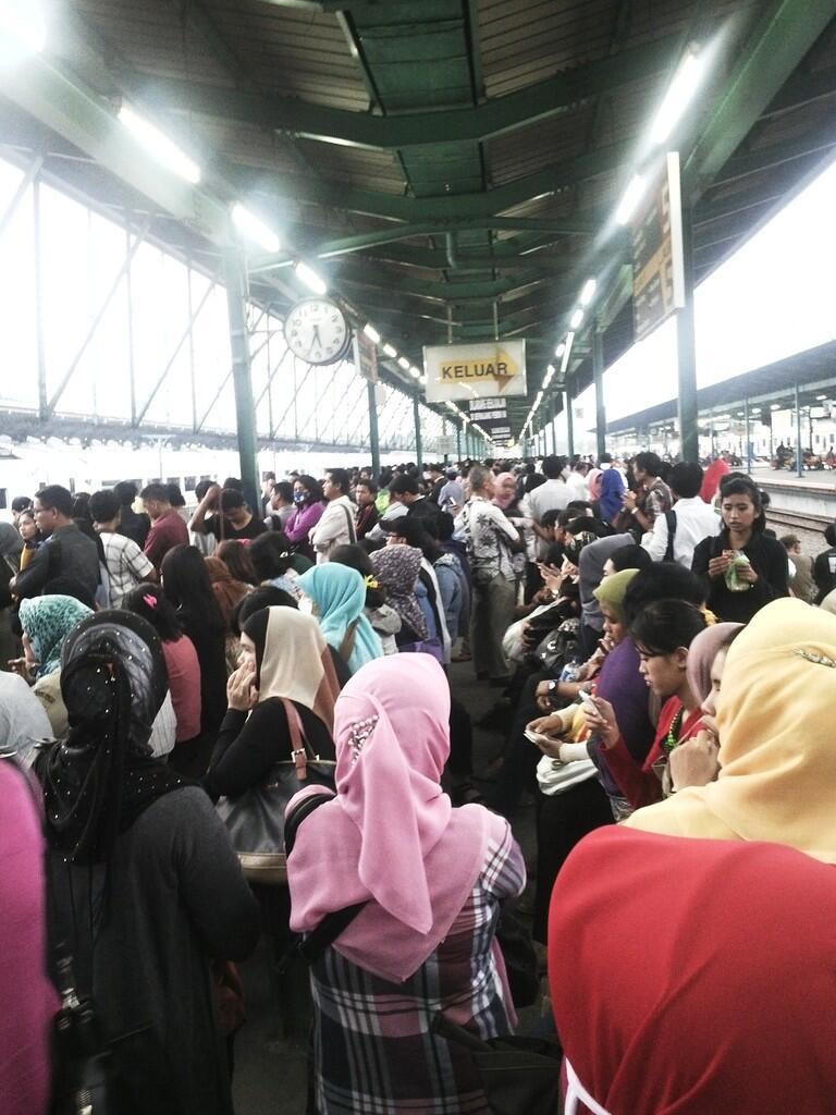 Penumpang KRL Manja manja &lt;&lt;&lt;&lt;&lt;----- Ini yg sebenarnya terjadi.