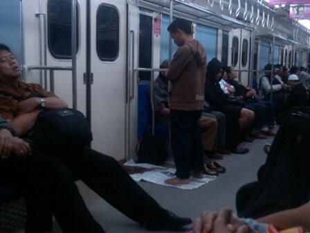 Salut Gan....Saat Azan Subuh Penumpang KRL Depok - Tanah Abang Sholat Di Kereta