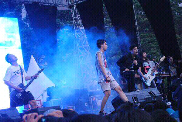 Foto foto saat @THIRTEENjkt manggung di #Haiday dari berbagai sumber :)