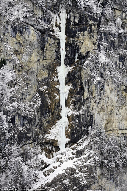 Lelaki Yang Berani Mendaki Air Terjun Beku