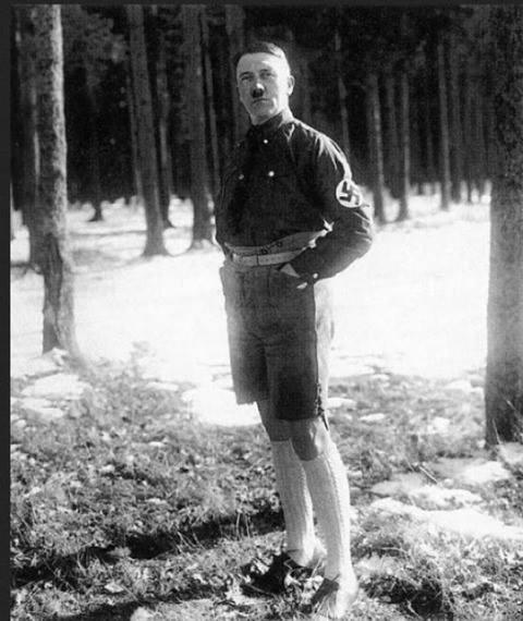 Foto-foto Culun Adolf Hitler Dengan Seragam NAZI Yang Tidak Pernah Dipublikasikan 