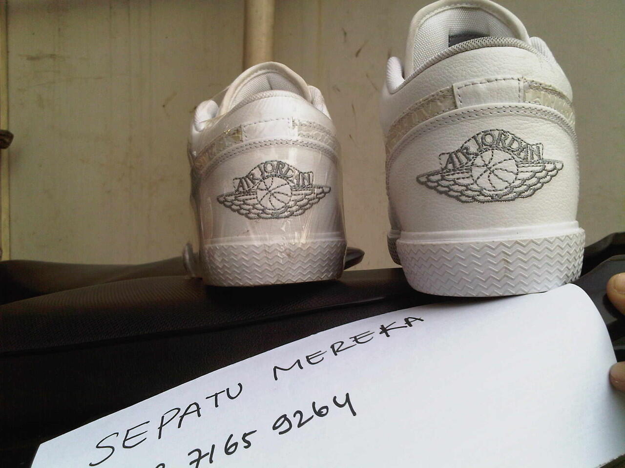 WTS NIKE MEN'S AIR JORDAN RETRO V.1 WHITE/STEALTH