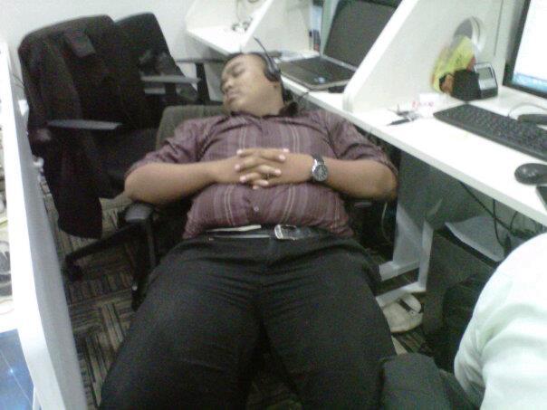 Pola Tidur Unik dan Menarik di Kantor 